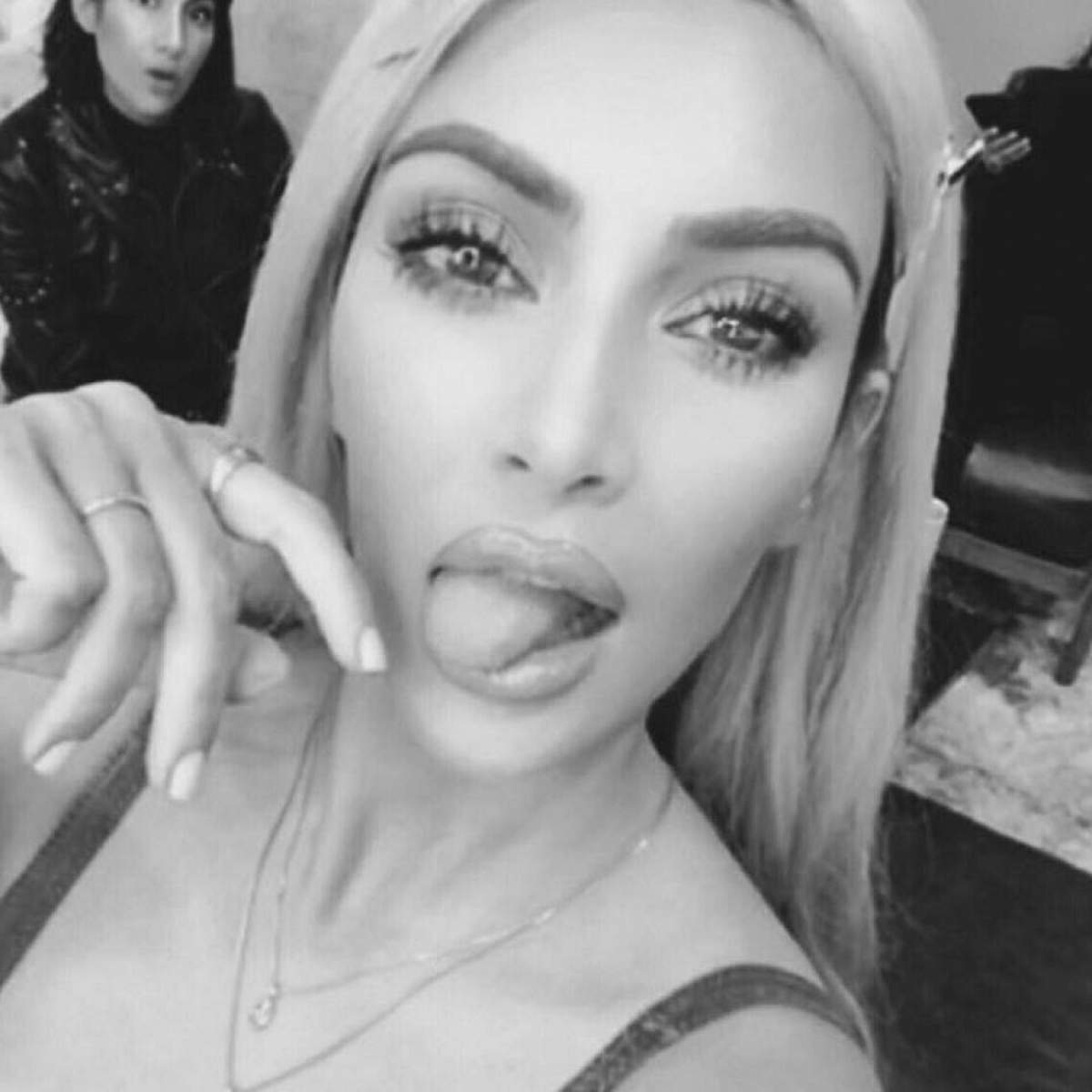 FOTO / Kim Kardashian, sexy şi fără prejudecăţi pe plajă! Felul în care a apărut diva te va lăsa mască