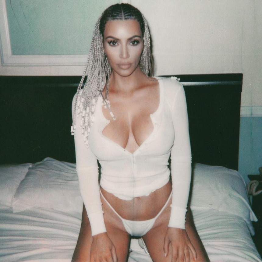 FOTO / Kim Kardashian, sexy şi fără prejudecăţi pe plajă! Felul în care a apărut diva te va lăsa mască