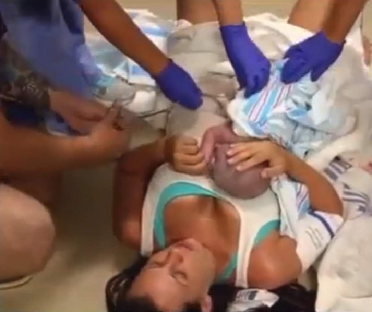 VIDEO / O femeie a născut pe holul maternităţii! Drept ajutor l-a avut pe soţul ei şi o asistentă