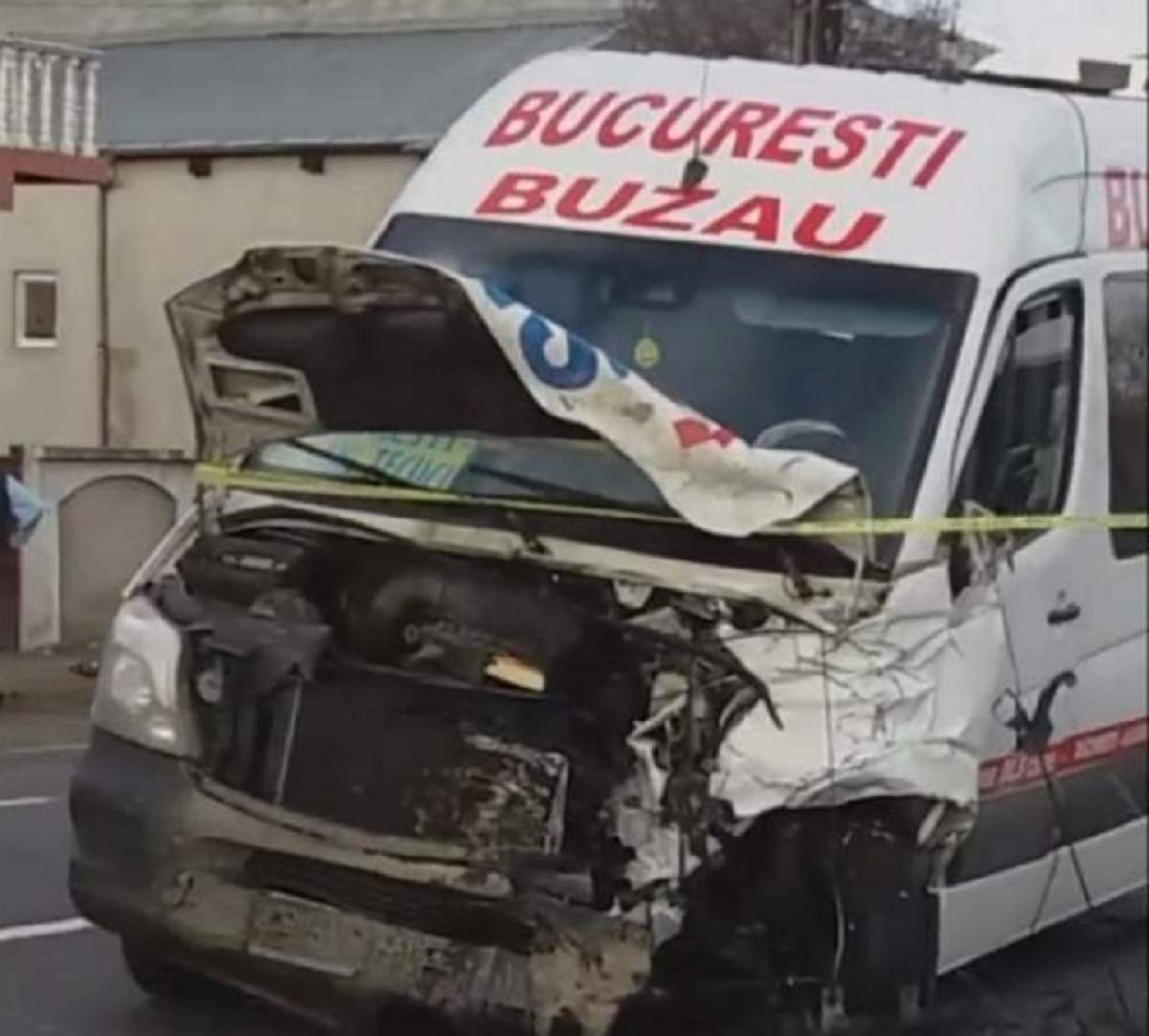 VIDEO / Accident grav în Ilfov! A intervenit elicopterul SMURD pentru a prelua o victimă, scoasă dintre fiarele microbuzului