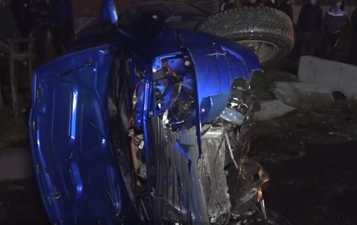 VIDEO / Doi fraţi din Argeş s-au răsturnat cu maşina, apoi s-au oprit într-un cap de pod! Maşina s-a făcut praf
