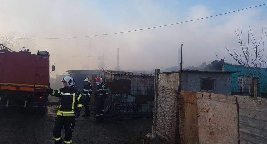 VIDEO / Incendiu puternic în Medgidia, Constanţa! Mai multe locuinţe improvizate au ars