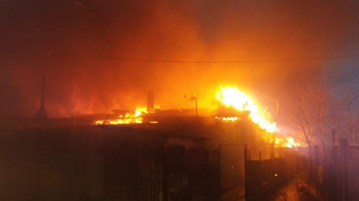 VIDEO / Incendiu puternic în Medgidia, Constanţa! Mai multe locuinţe improvizate au ars