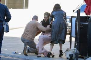 FOTO / O actriță celebră, pusă într-o situație jenantă! S-a împiedicat pe tocuri și a căzut pe stradă  