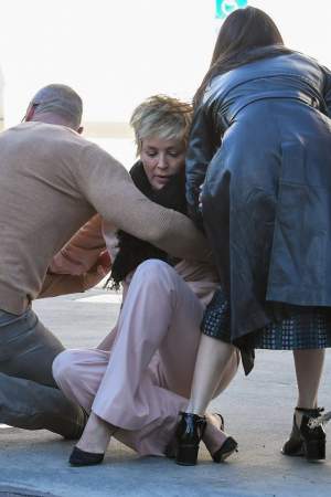 FOTO / O actriță celebră, pusă într-o situație jenantă! S-a împiedicat pe tocuri și a căzut pe stradă  