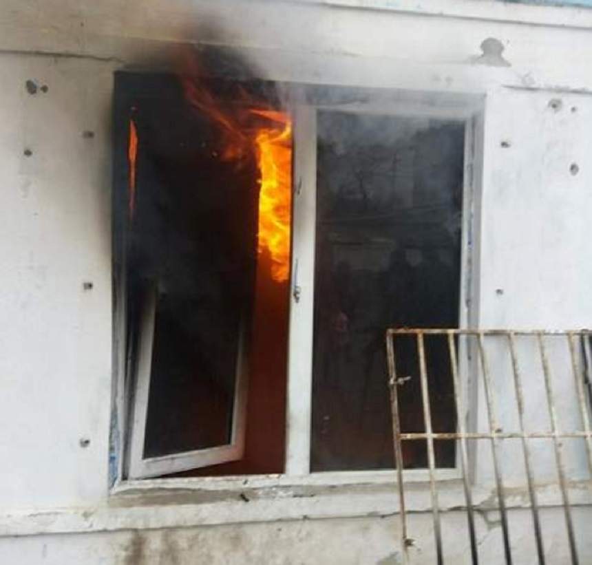 FOTO / Incendiu devastator într-un bloc din Tecuci! Sunt două victime şi zeci de oameni au fost evacuaţi, printre care şi copii