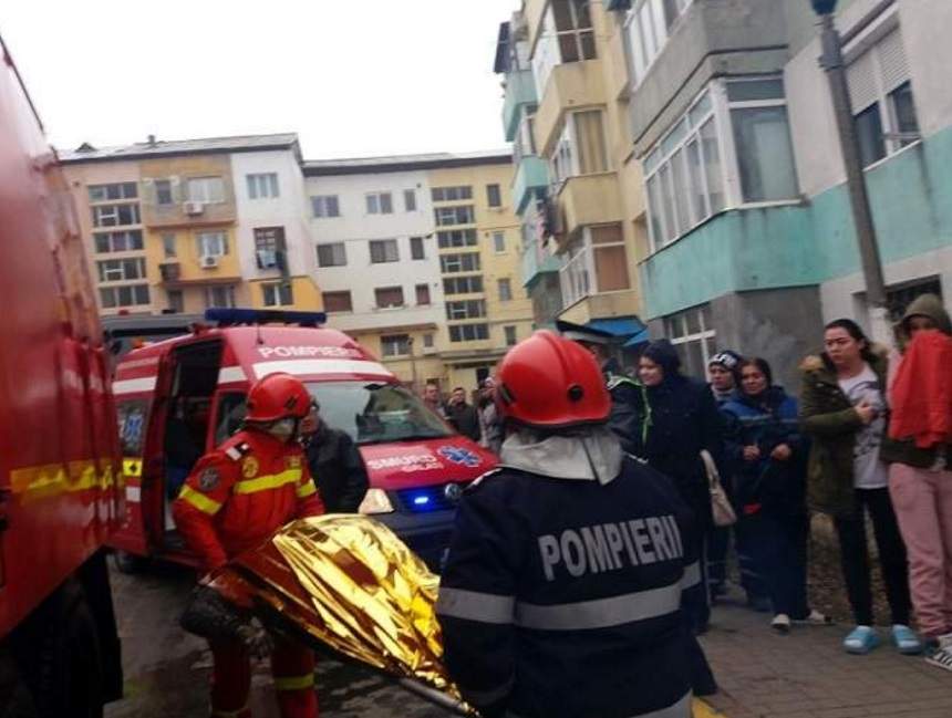 FOTO / Incendiu devastator într-un bloc din Tecuci! Sunt două victime şi zeci de oameni au fost evacuaţi, printre care şi copii