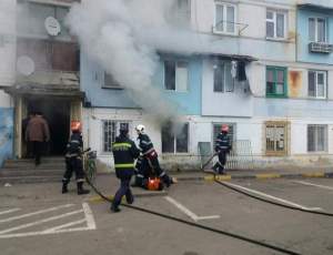 FOTO / Incendiu devastator într-un bloc din Tecuci! Sunt două victime şi zeci de oameni au fost evacuaţi, printre care şi copii
