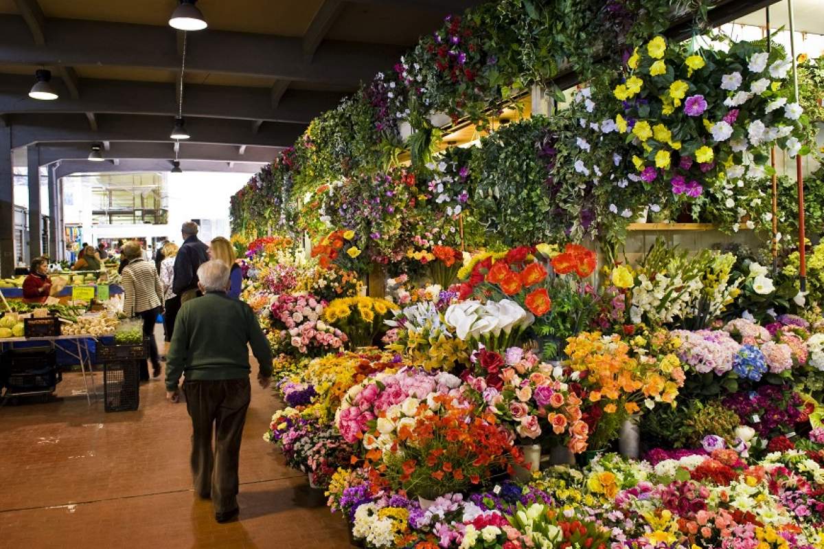 VIDEO / ÎNTREBAREA ZILEI: Tu ştii ce transmiţi când oferi un buchet de flori?