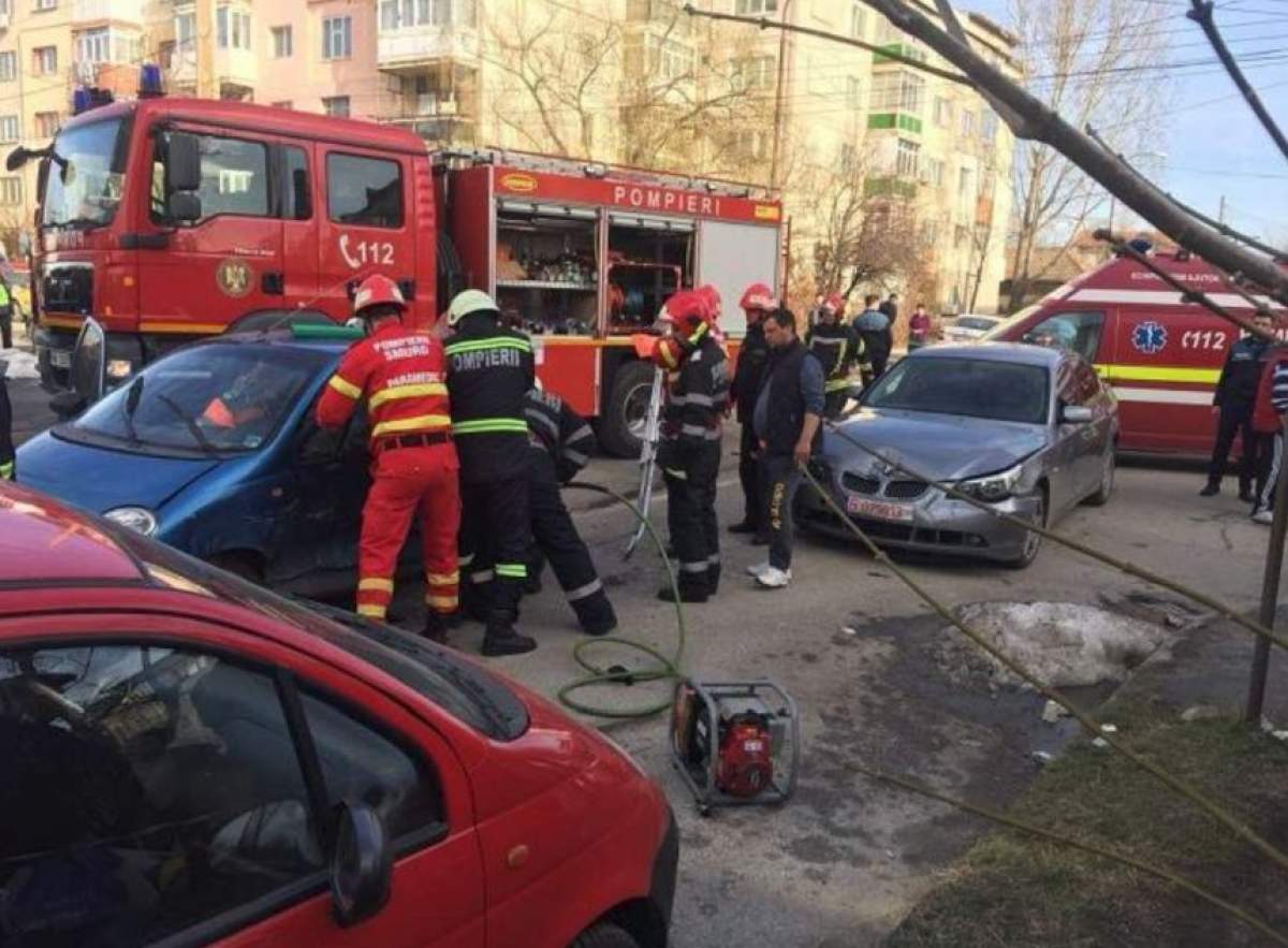 FOTO / Accident grav în Alexandria, sâmbătă după-amiază. Uimitor cine a sărit să-l ajute pe şoferul rănit grav