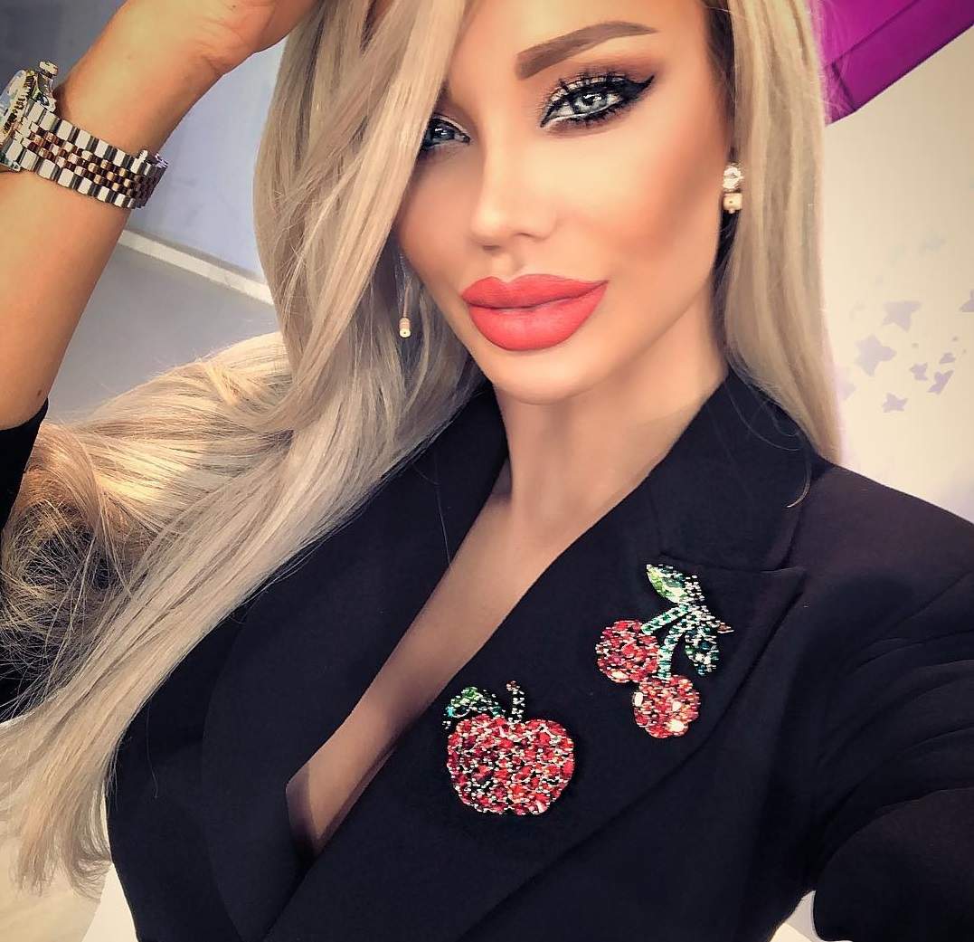 FOTO / Exces de zel la ceașcă? Bianca Drăgușanu, excentrică până și când bea cafea! Imaginile spun tot