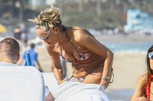 FOTO / Sharon Stone, cu pielea lăsată, în public! Anii şi-au pus amprenta pe corpul fostului sex simbol