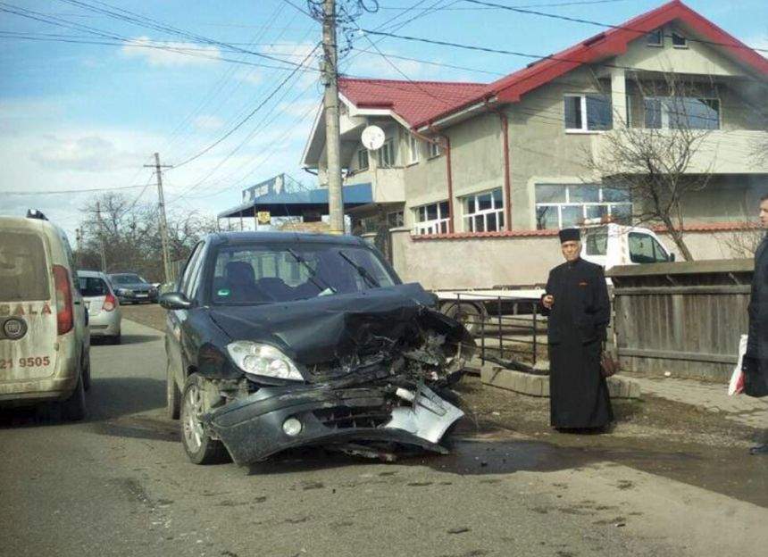 FOTO / Un preot a pierdut controlul volanului şi a intrat pe contrasens. O femeie a ajuns la spital