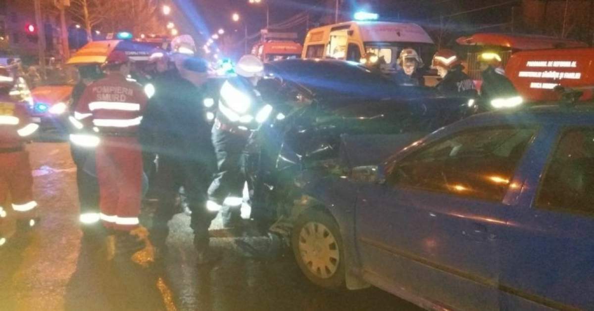 VIDEO & FOTO / Accident grav, duminică seara în Capitală. Trei maşini implicate, iar 4 persoane sunt încarcerate