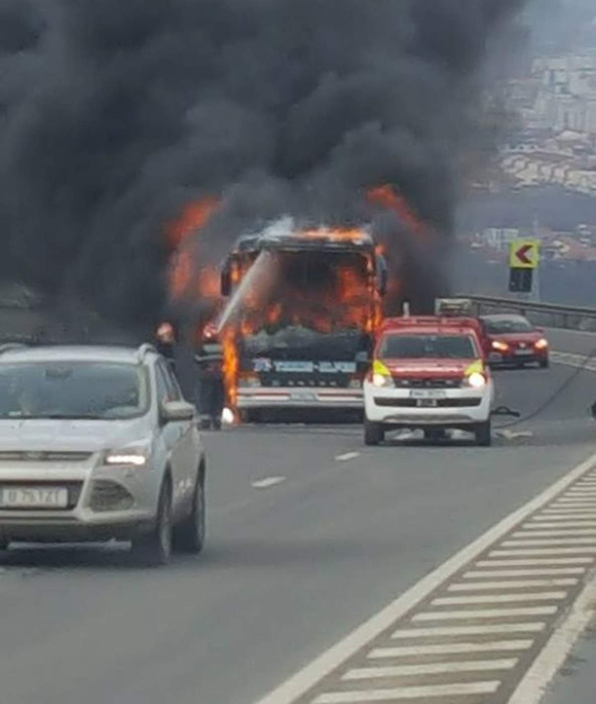 FOTO / Un autocar a luat foc pe o şosea din Cluj în urmă cu scurt timp. Imagini terifiante de la faţa locului