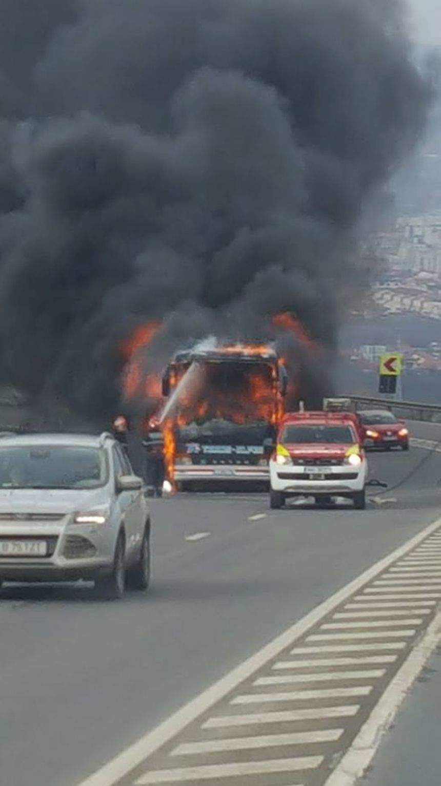 FOTO / Un autocar a luat foc pe o şosea din Cluj în urmă cu scurt timp. Imagini terifiante de la faţa locului