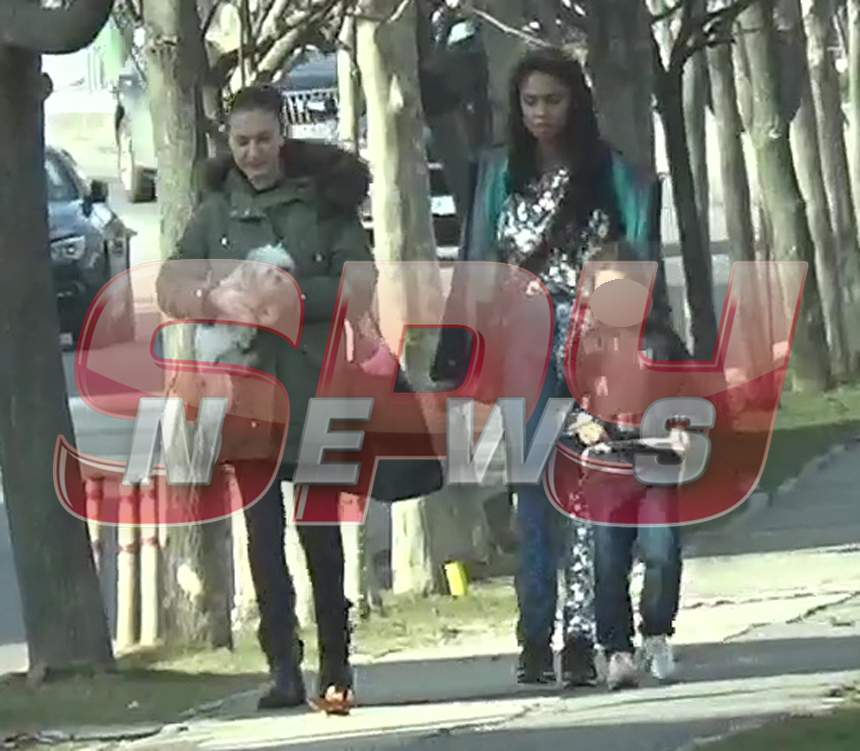 Laurette a confundat parcul cu un club de fițe! Cum s-a afișat, la plimbare cu fiica ei, modelul de ”ciocolată” / Video paparazzi