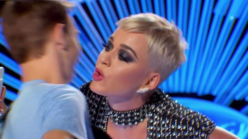 FOTO / Katy Perry și-a sărutat un fan în timpul unei emisiuni tv. I-a lăsat pe toți cu gura căscată