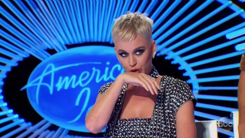 FOTO / Katy Perry și-a sărutat un fan în timpul unei emisiuni tv. I-a lăsat pe toți cu gura căscată