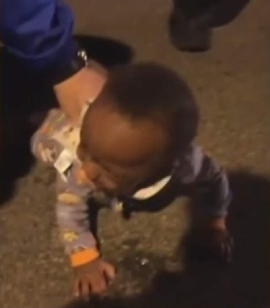 FOTO / Un bebeluş, găsit în timp ce mergea de-a buşilea pe stradă! Explicaţia halucinantă a mamei