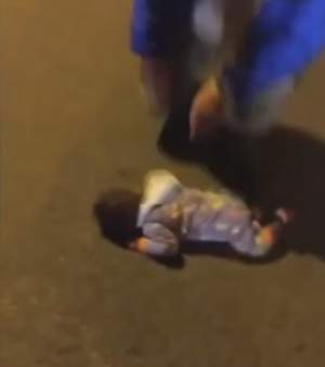 FOTO / Un bebeluş, găsit în timp ce mergea de-a buşilea pe stradă! Explicaţia halucinantă a mamei