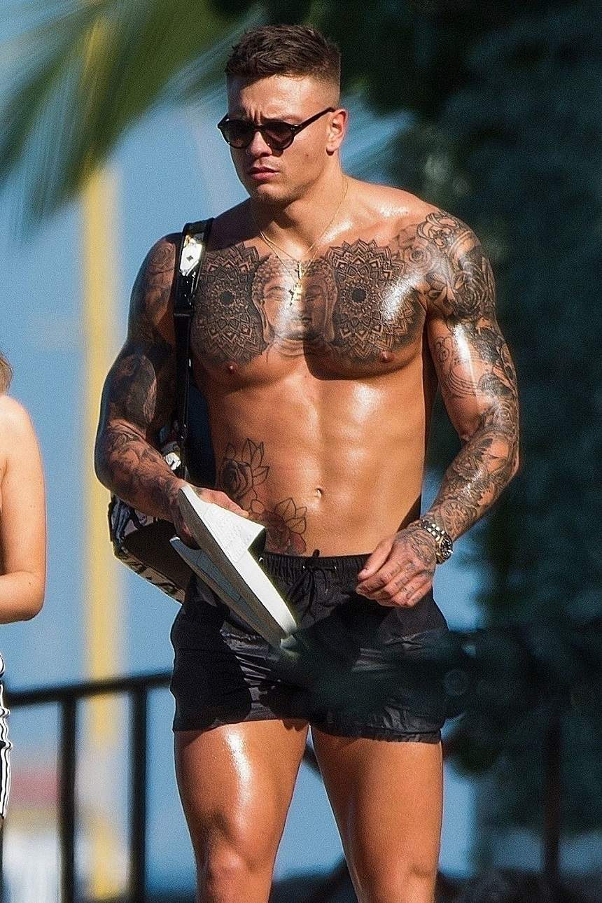 FOTO / El - plin de muşchi şi tatuat, ea - o bombă sexy! Imagini incendiare cu un cunoscut fotomodel şi iubitul