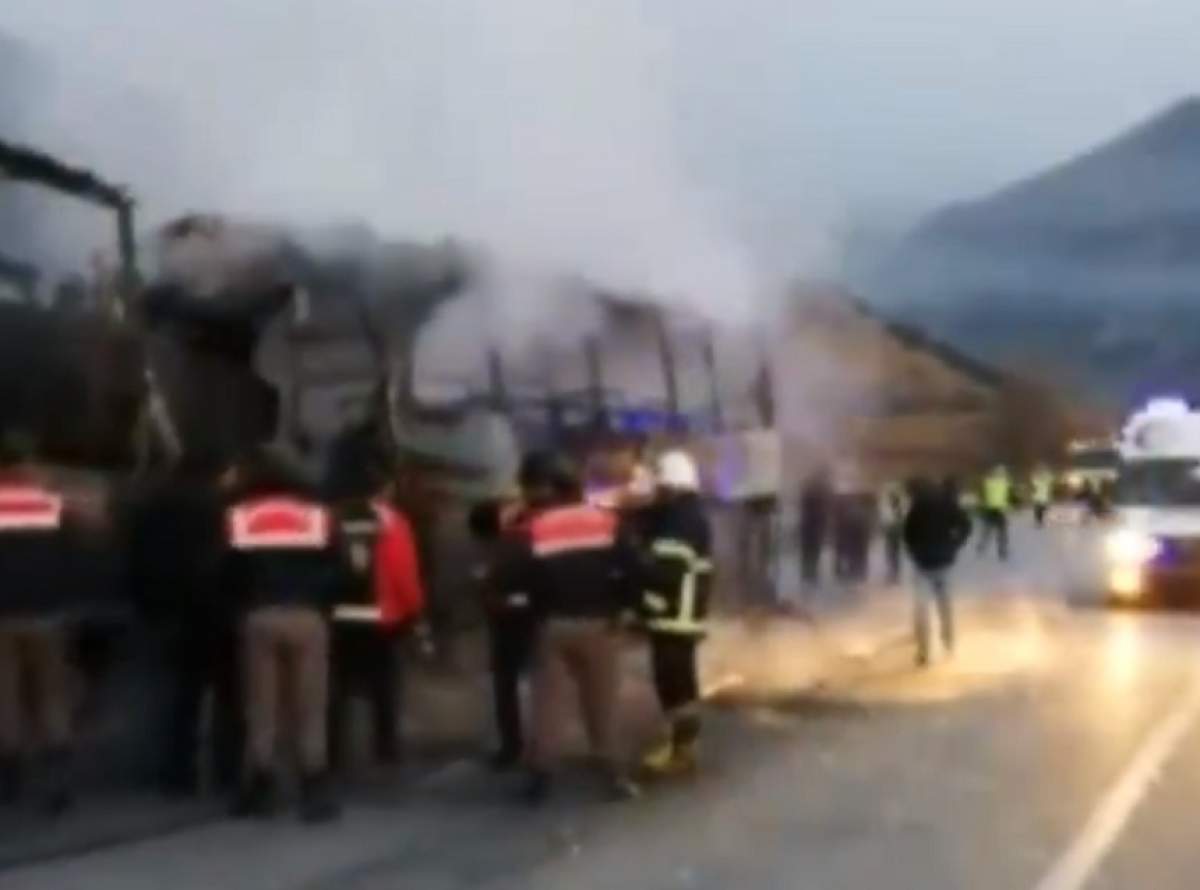 FOTO&VIDEO / Accident dramatic! Cel puțin 13 persoane au murit, după ce un autobuz s-a lovit de un camion și a luat foc