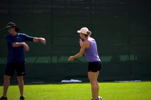 VIDEO EPIC / Pe urmele idolului Hagi! Simona Halep şi-a umilit antrenorul la o partidă de fotbal!