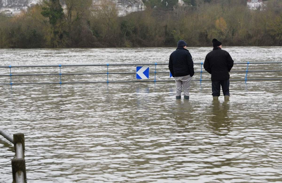 Cod roşu şi portocaliu de inundaţii pentru mai multe zone din ţară! Informarea meteo de ploi este încă valabilă