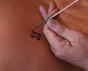 VIDEO / Tatuaje dureroase la Asia Express! Concurenţii s-au desenat pe piele pentru a ajunge mai repede la destinaţie