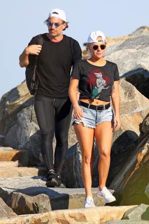 FOTO / Lady Gaga, pipăieli și săruturi cu iubitul pe o plajă. Excentrica artistă n-a mai ținut cont de lumea din jur