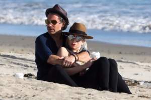 FOTO / Lady Gaga, pipăieli și săruturi cu iubitul pe o plajă. Excentrica artistă n-a mai ținut cont de lumea din jur
