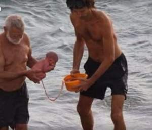 FOTO / O femeie a născut chiar în mare, pe când se afla la plajă! Imagini incredibile cu momentul care a uluit o lume întreagă