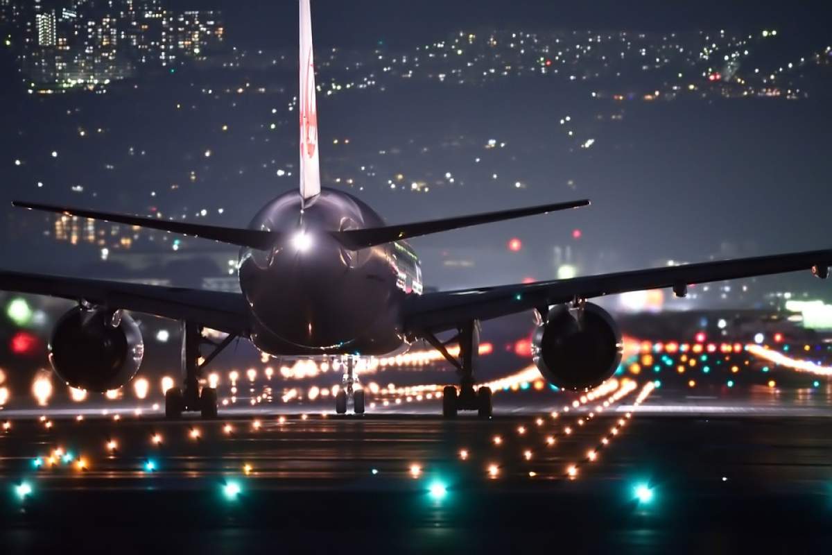 FOTO / O însoțitoare de bord s-a sinucis, sub ochii martorilor șocați. Ce a făcut înainte să sară din avion e cutremurător