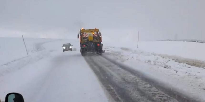 VIDEO / Ninge abundent în ţară! Autorităţile deszăpezesc drumurile