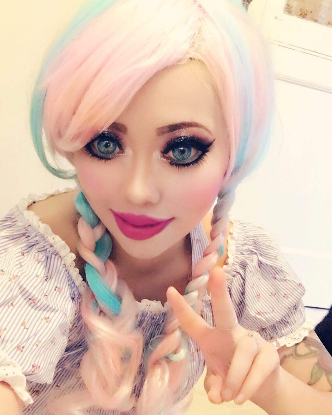 FOTO / Transformare şocantă pentru o tânără din State! A vrut ochii de Barbie, dar i-a primit pe cei ai lui Frankenstein