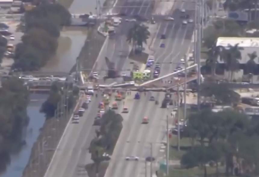 FOTO / O pasarelă pentru pietoni s-a prăbuşit peste oameni şi maşini în Miami, Florida