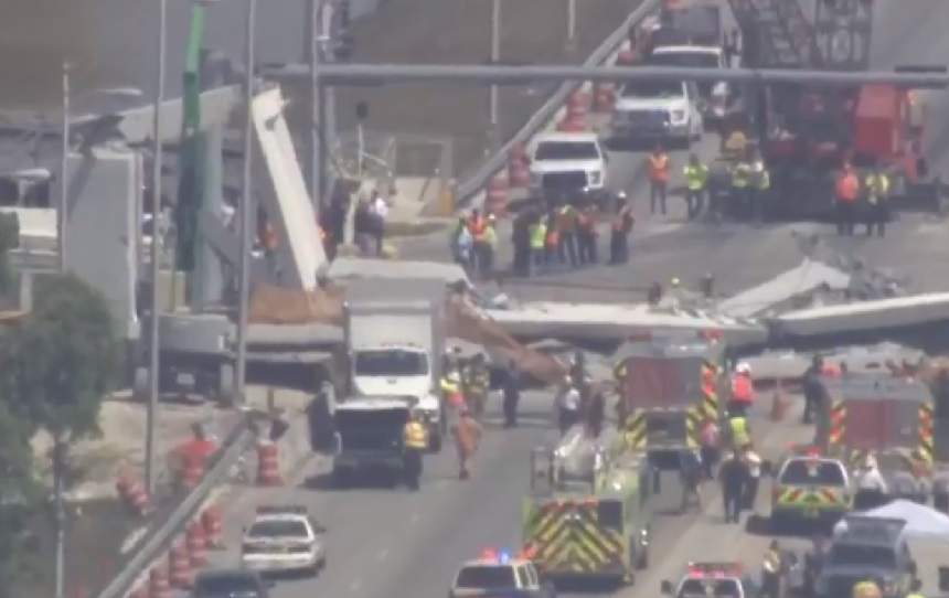 FOTO / O pasarelă pentru pietoni s-a prăbuşit peste oameni şi maşini în Miami, Florida
