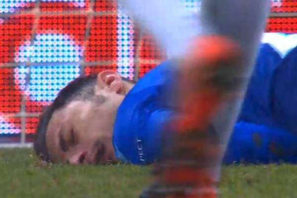 La un pas de tragedie. Fotbalistul român a rămas inconştient pe teren