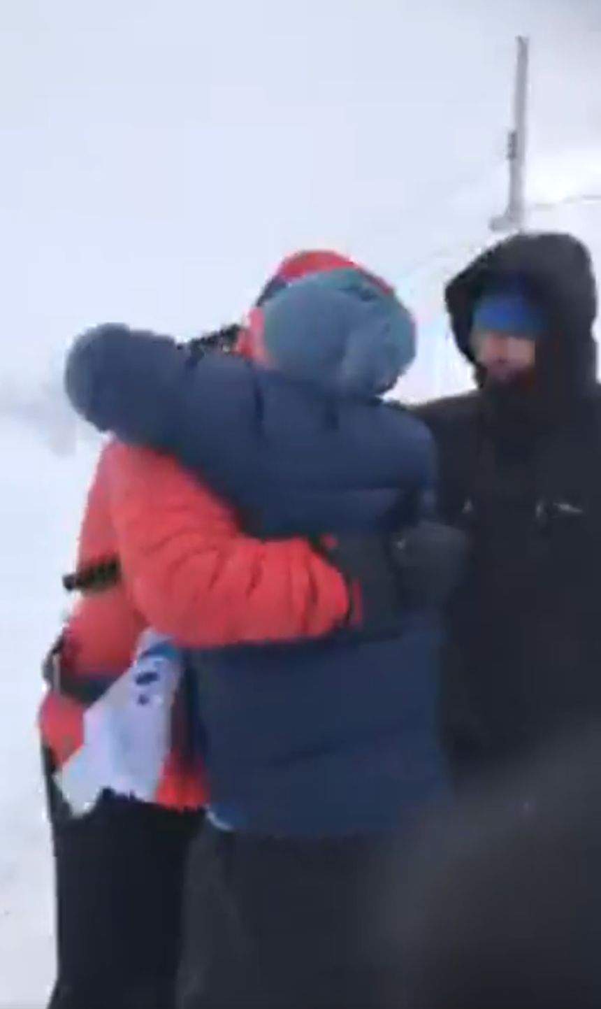 VIDEO / Cum a fost aşteptat Tibi Uşeriu la finalul cursei ultramaratonului 6633 Arctic Ultra. "Dacă aş zice că sunt bine, aş exagera"