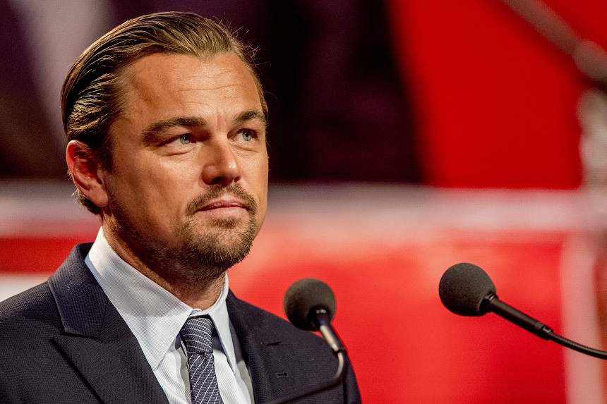 FOTO / Îl mai știi pe bărbatul care este sosia lui Leonardo DiCaprio? Un detaliu uluitor îi face și mai asemănători!