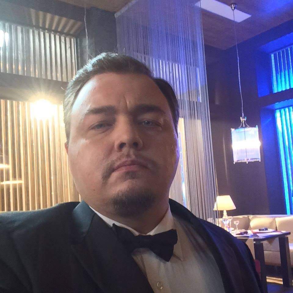 FOTO / Îl mai știi pe bărbatul care este sosia lui Leonardo DiCaprio? Un detaliu uluitor îi face și mai asemănători!