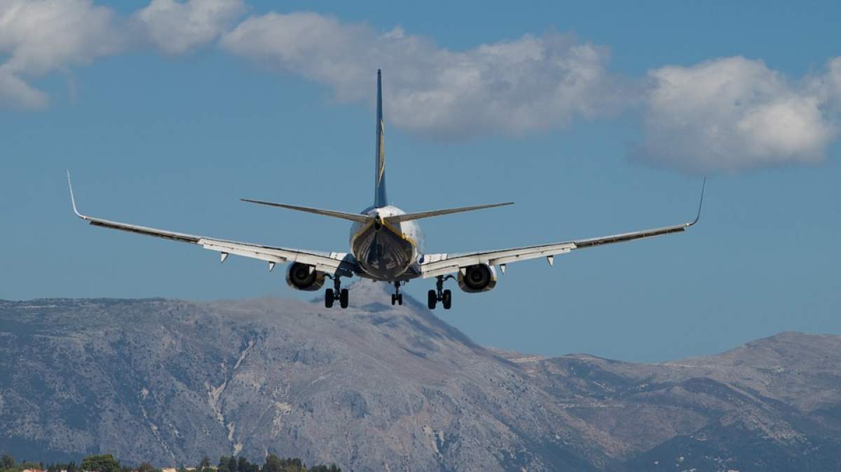 Cine este stewardesa care s-a aruncat din avion. Martorii, dezvăluiri despre gestul incredibil al femeii