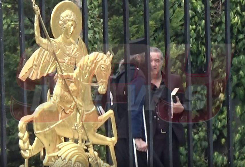 VIDEO PAPARAZZI / Gigi Becali şi-a bătut joc de un călugăr! Imagini halucinante surprinse la Palatul „Războinicului Luminii”!
