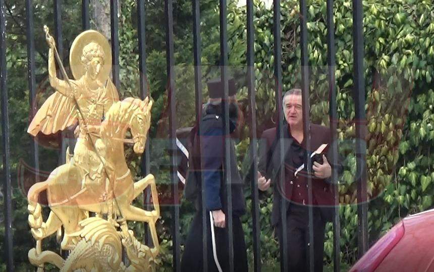 VIDEO PAPARAZZI / Gigi Becali şi-a bătut joc de un călugăr! Imagini halucinante surprinse la Palatul „Războinicului Luminii”!