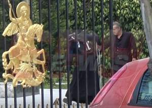 VIDEO PAPARAZZI / Gigi Becali şi-a bătut joc de un călugăr! Imagini halucinante surprinse la Palatul „Războinicului Luminii”!