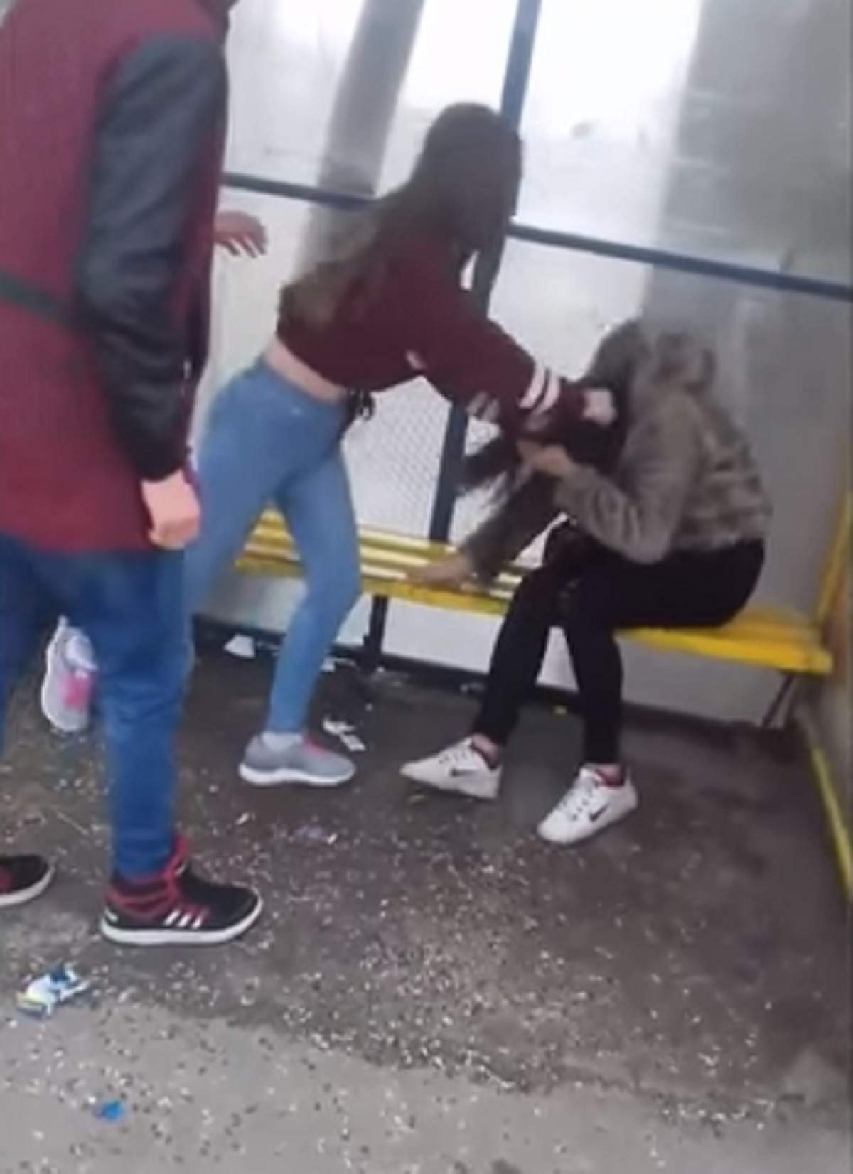 VIDEO / Atac de o violenţă rară! Elevă bătută crunt de colegele ei, în Tulcea