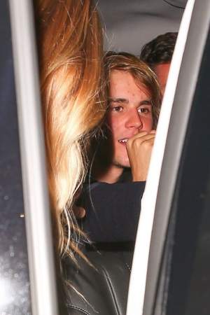 FOTO / Justin Bieber, prins de paparazzi cu o blondă, după despărțirea de Selena Gomez