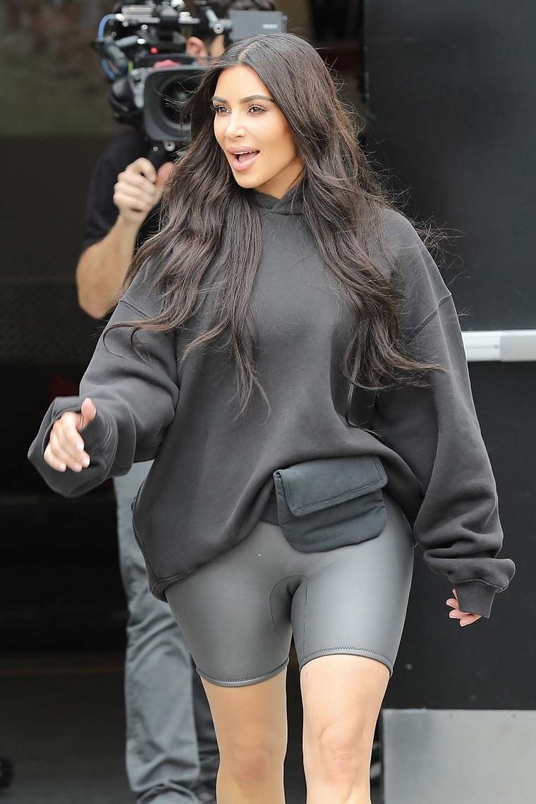 FOTO / Kim Kardashian, apariție bizară pe străzile din Los Angeles. "Soțul meu mi-a ales hainele"
