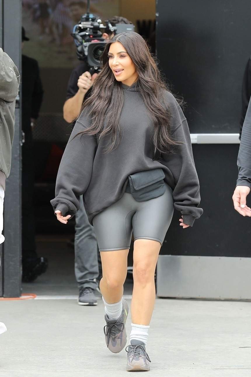 FOTO / Kim Kardashian, apariție bizară pe străzile din Los Angeles. "Soțul meu mi-a ales hainele"